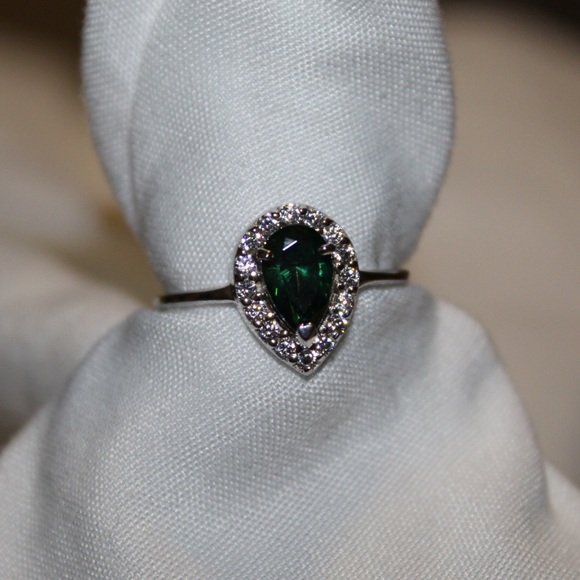 Emerald green teardrop silver ring - Picture 2 of 4